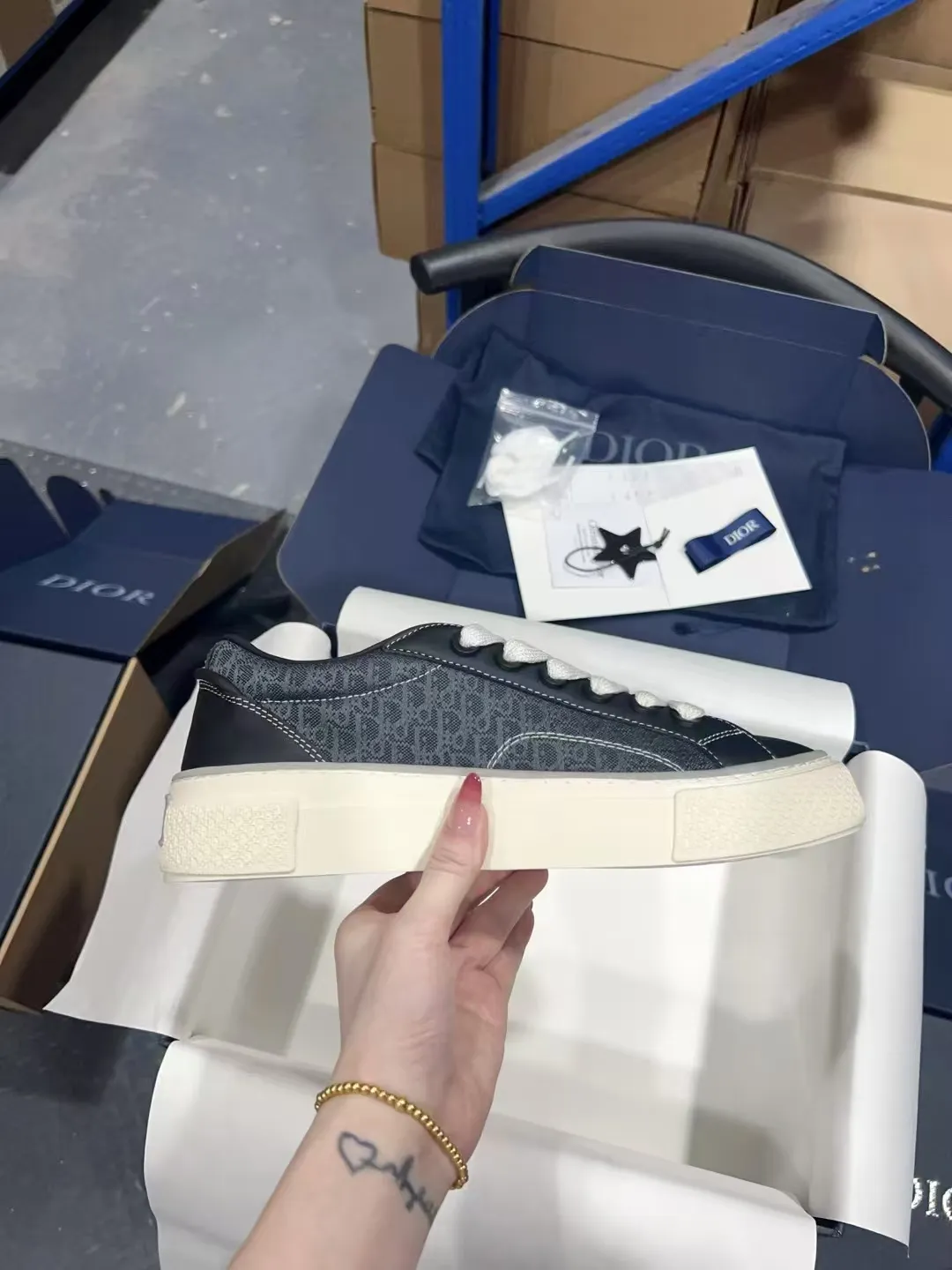 👟👟Ex-factory price 560👟👟 𝐃𝐢𝐨𝐫 𝐱 𝐒𝐭𝐨𝐧𝐞 𝐈𝐬𝐥𝐚𝐧𝐝 𝐁𝟯𝟯 Dior co-branded Stone Island new casual sports shoes Skateboard shoes 111111111 This B33 sneaker comes from the DIOR AND STONE ISLAND limited series. It is a new interpretation of the classic tennis shoe. The fashionable silhouette highlights the heavy texture. The black-dyed cotton has a delicate wash and soft texture, and is finished with the classic Oblique print on the sides, paying homage to the exceptional craftsmanship of the exclusive collaboration. The tongue is embossed with the Dior signature, while cannage panels on the front, DIOR AND STONE ISLAND signature on the back and insole. The rubber outsole features the Dior Oblique pattern, while a contrasting Dior 30 Avenue Montaigne signature on the rear adds style. It can add a modern touch to various casual looks, and can also be matched with other DIOR AND STONE ISLAND items. Exquisite packaging at the delivery counter🛍📦 Customized cowhide material, sheepskin lining, original molded outsole Size: 35-45